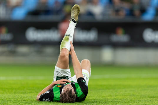 GAIS Alexander Ahl Holmström liggande med kramp