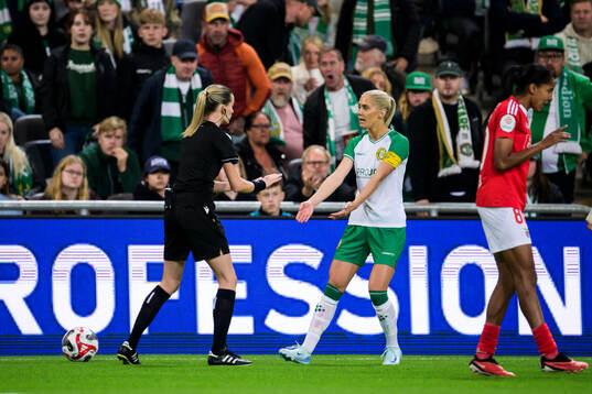 Alice Carlsson of Hammarby reacts against referee
