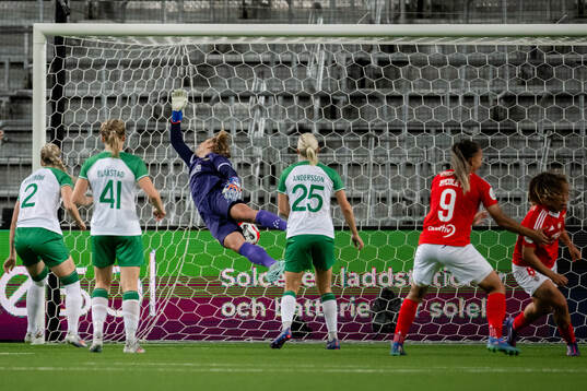 Andreia Norton of Benfica scores the 1-2 goal behind