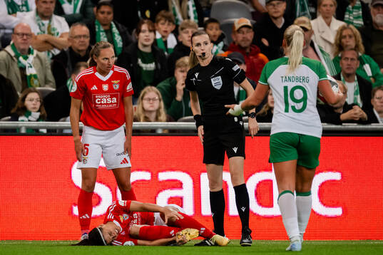 Carole Costa of Benfica in pain