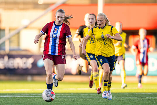 Moa Felicia Alvestad-Rupar of Norway and Sally Nylén of