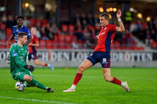 Trelleborgs målvakt Andreas Larsen och Östers Mattis