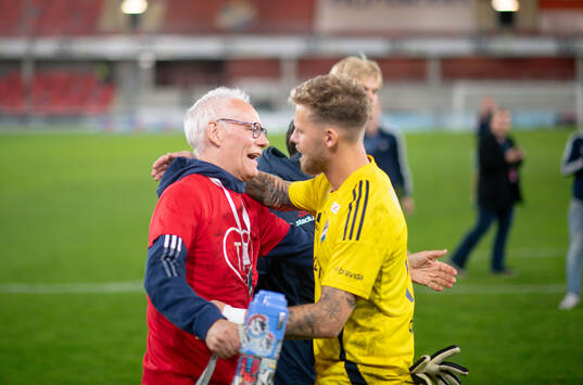 Östers lagledare Thomas Frisk kramar om målvakt Robin