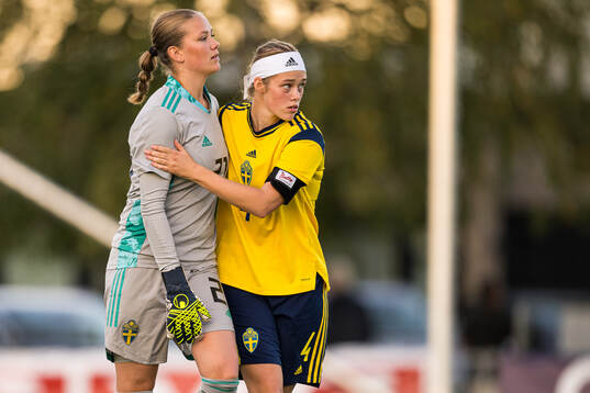 Hanna Karlsson and Roos Huitzing of Sweden looks dejected