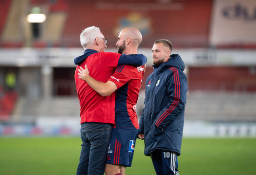 Östers lagledare Thomas Frisk kramar om Jan Martin Hoel