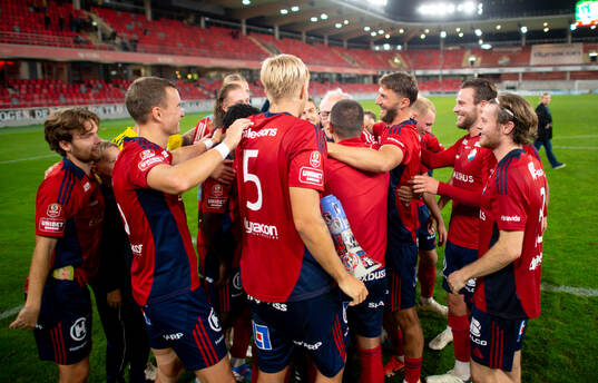 Östers spelare kramar om lagledaren Thomas Frisk