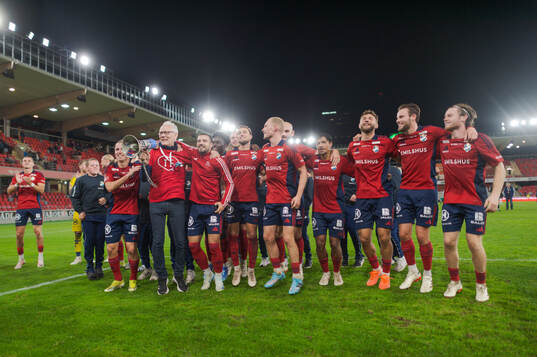 Östers spelare jublar effter fotbollsmatchen i Superettan