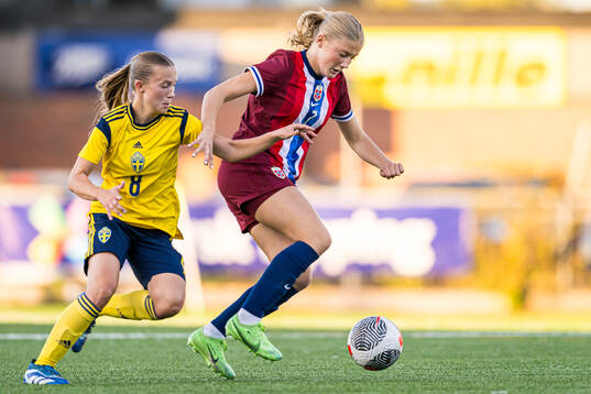 Fanny Peterson of Sweden and Celia Lind Halvorsen of Norway