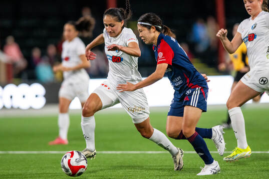 FC Rosengårds Mai Kadowaki och Växjö DFFs Nesrin Akgun