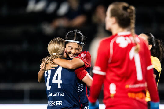 FC Rosengårds Mai Kadowaki jublar med Hanna Andersson
