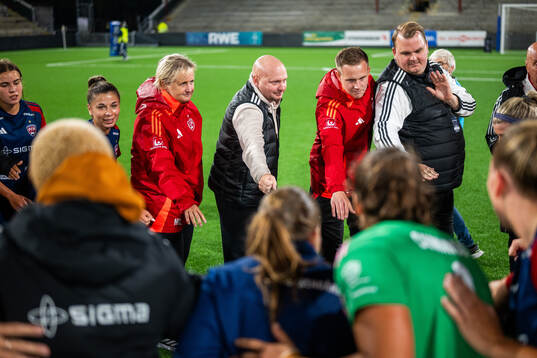 FC Rosengårds tränare Joel Kjetselberg jublar