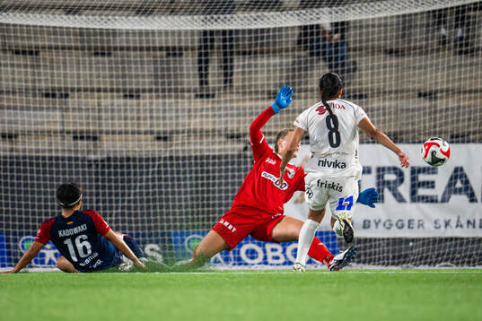 FC Rosengårds Mai Kadowaki mor Växjö DFFs målvakt Maja