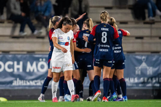 Växjö DFFs spelare deppar medan FC Rosengårds  jublar i
