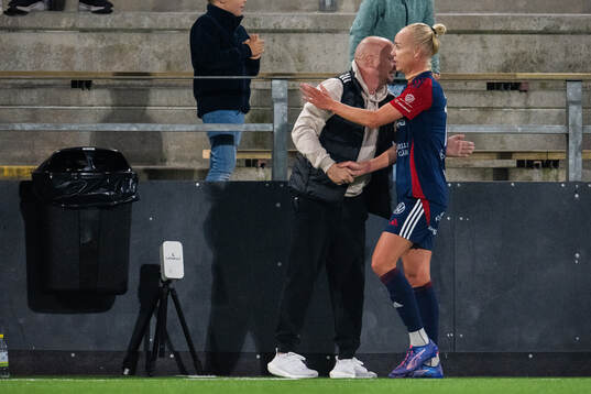 FC Rosengårds tränare Joel Kjetselberg tackar Caroline