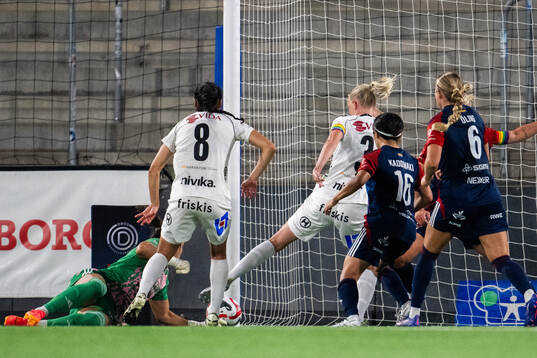 Växjö DFFs Emma Pennsäter framför FC Rosengårds
