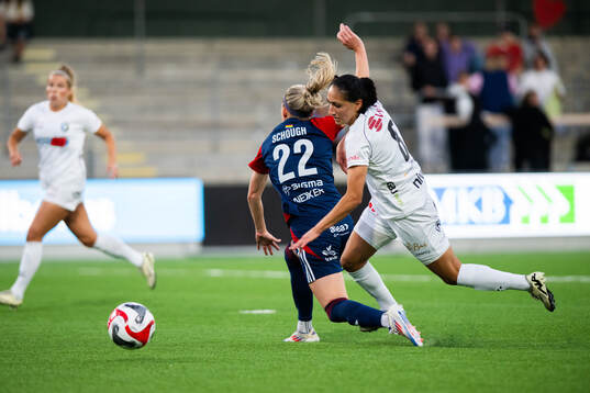 FC Rosengårds Olivia Schough fälls inom 16 meter av