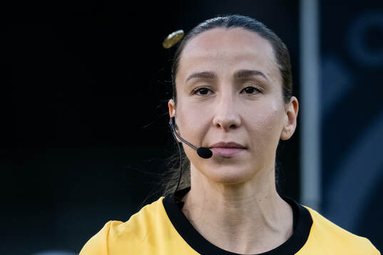 Domare Selma Friberg kastar mynt
