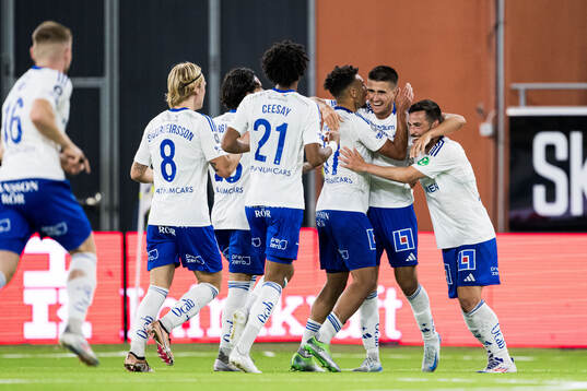 IFK Norrköpings Carl Björk jublar med lagkamrater