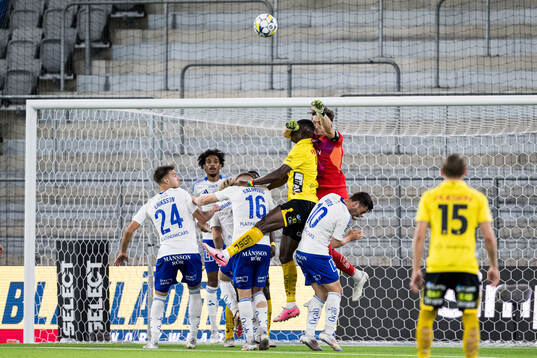 Elfsborgs Terry Yegbe och IFK Norrköpings målvakt David