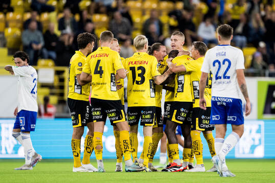 Elfsborgs Timothy Noor Ouma jublar med lagkamrater