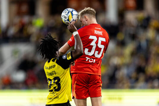 Häckens Jeremy Agbonifo och Djurgårdens målvakt Jacob