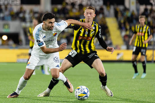 Djurgårdens Deniz Hummet  och Häckens Julius Lindberg