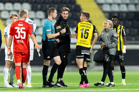 Häckens Samuel Leach Holm tilldelas gult kort av Domare