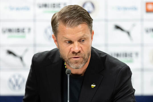 Häckens tränare Pål Arne Johansen på presskonferensen