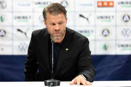 Häckens tränare Pål Arne Johansen på presskonferensen