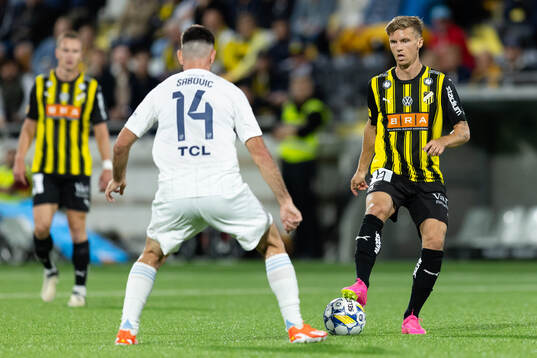 Djurgårdens Besard Sabovic och Häckens Samuel Leach Holm