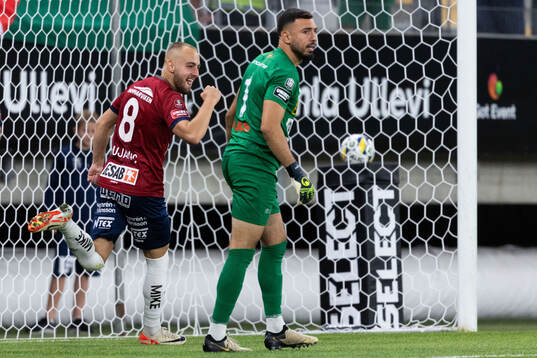Örgrytes Amel Mujanic jublar och Landskronas målvakt Amr