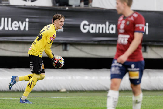 Örgrytes målvakt Hampus Gustafsson jublar