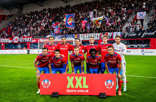 Helsingborgs spelare ställer upp för en lagbild