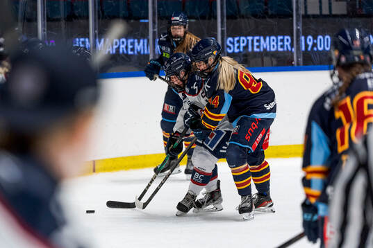 Linköpings Eve Savander och Djurgårdens Tereza Pistekova