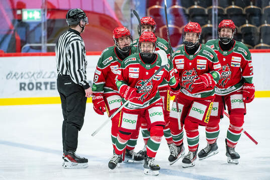 Modos Lovisa ENgström jublar med lagkamrater