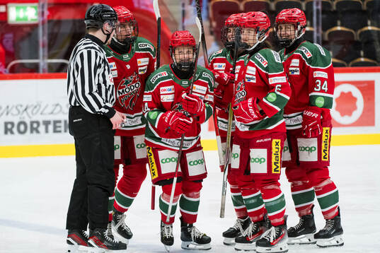 Modos Lovisa ENgström jublar