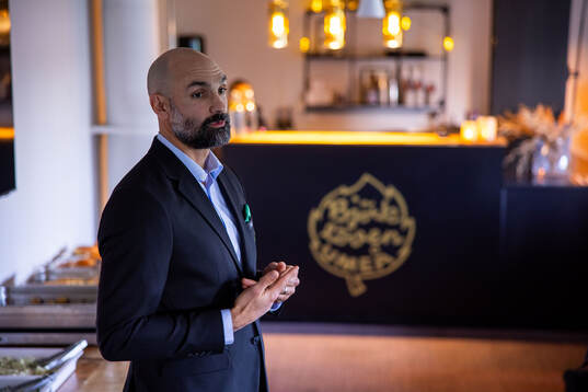 Björklövens Assisterande tränare Daniel Rahimi pratar