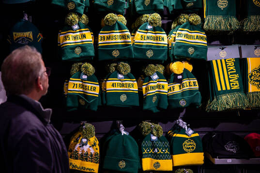 Souvenirer innan ishockeymatchen i Hockeyallsvenskan mellan