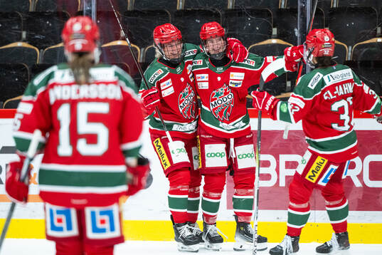 Modos Lauren Bellefontaine jublar med lagkamrater
