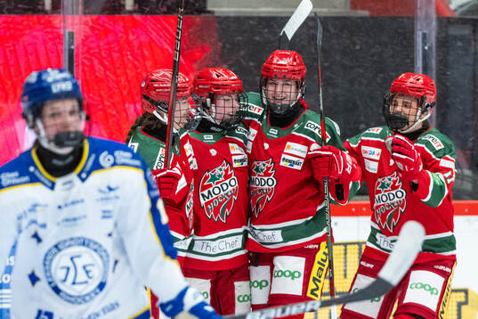 Modos Darcie Lappan jublar med lagkamrater
