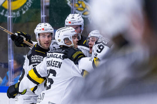 Västerås Jacob Hayhurst jublar med lagkamrater