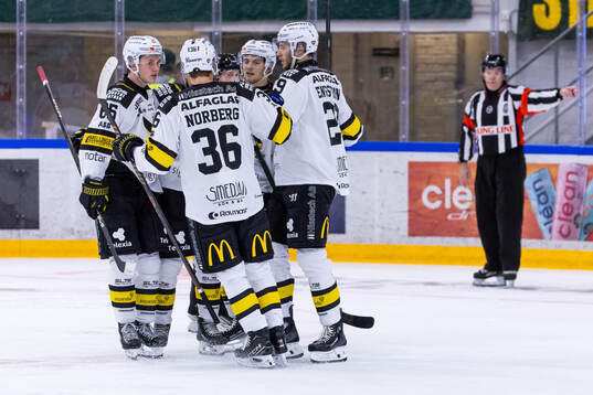 Västerås Gabriel Kangas jublar med lagkamrater