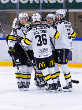 Västerås Gabriel Kangas jublar med lagkamrater