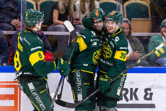Björklövens Gustav Possler jublar med lagkamrater