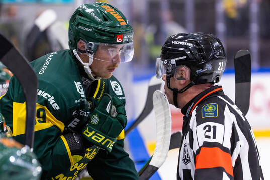 Björklövens Joel Mustonen diskuterar med domare Anders