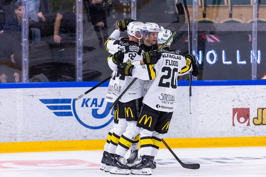 Västerås Simon Zether jublar med lagkamrater