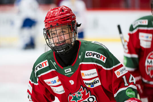 Modos Lovisa Engström jublar