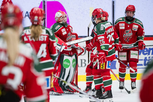 Modos målvakt Andrea Brändli jublar