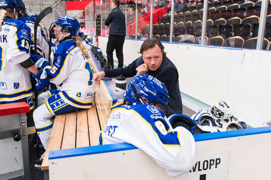 Leksands Karolin Malmquist skadades och tas omhand av