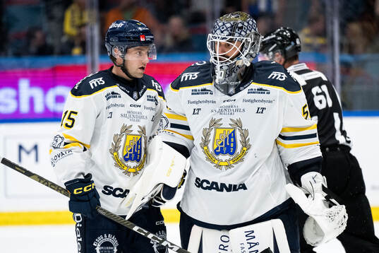 Södertäljes Albin Carlson och målvakt Frans Tuohimaa